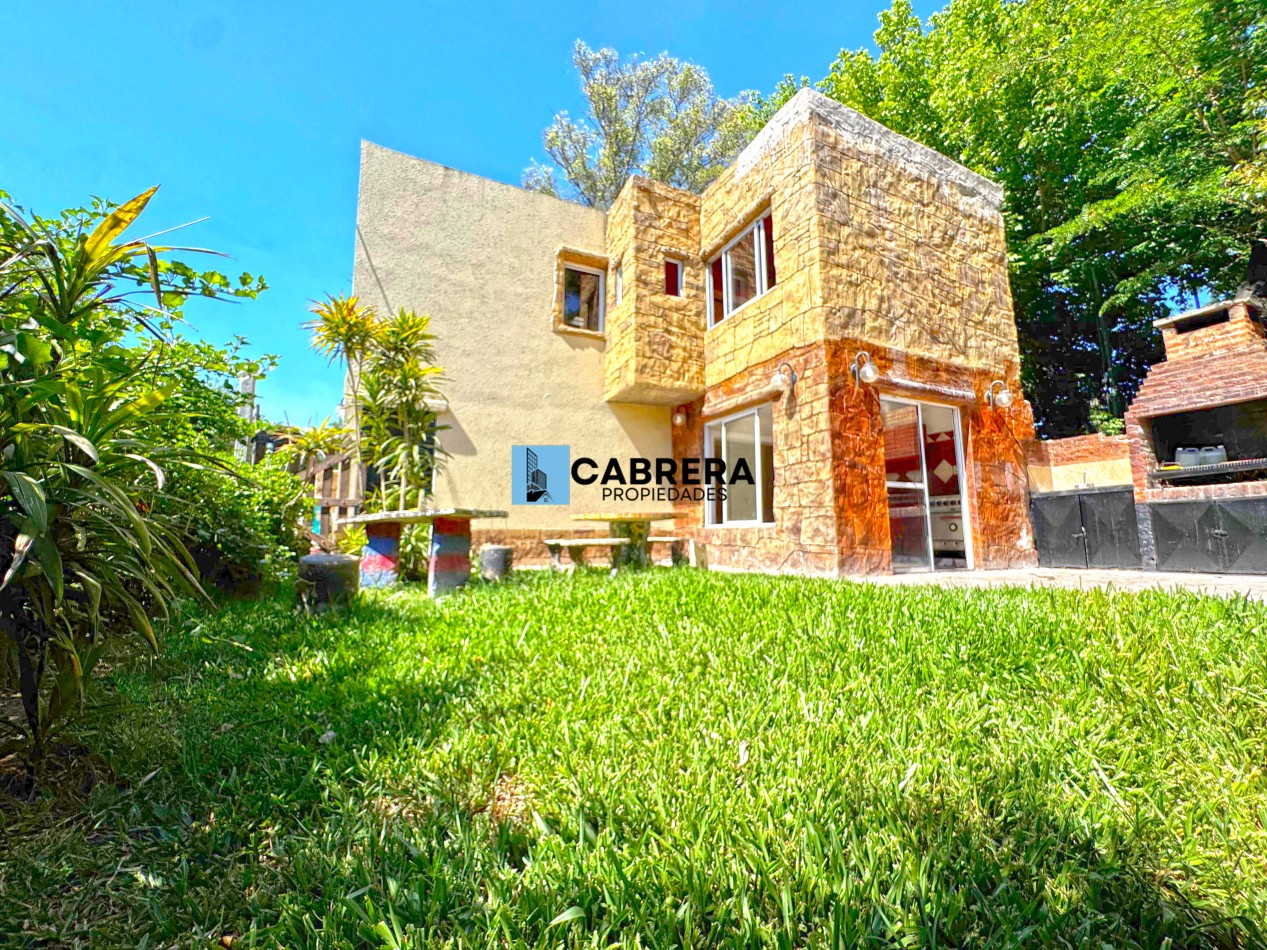 CASA EN VENTA DE 4 AMBIENTES EN MORENO - CAMPO LAS ACACIAS